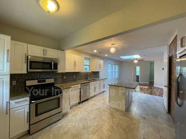 Photo - 548 Ontario Ave SW House