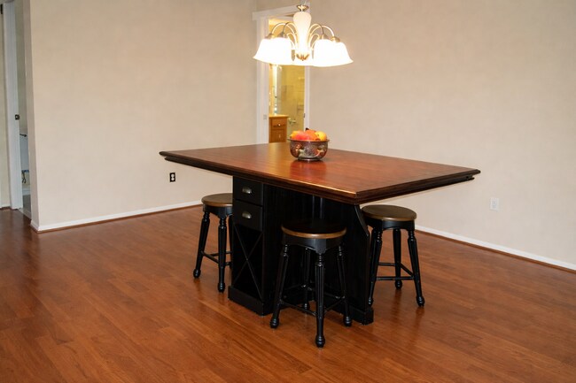 Foto del edificio - 6101 Edsall Rd