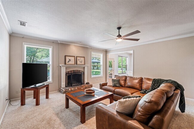 Building Photo - 150 Creekside Dr