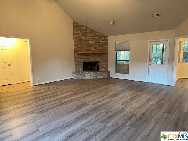 Building Photo - 412 E Tanglewood Dr