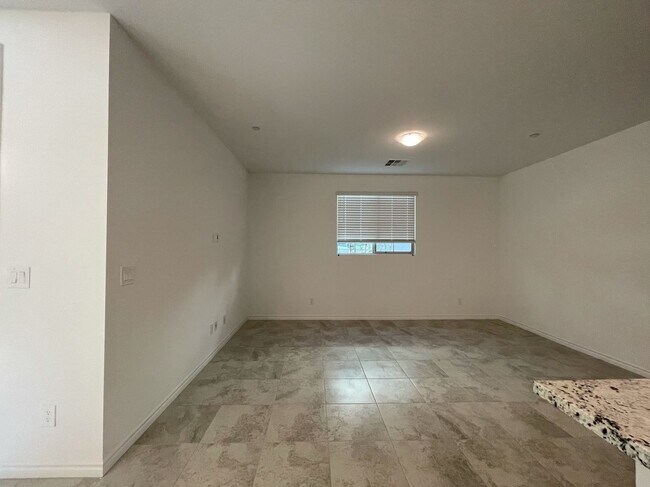 Foto del edificio - GATED 3 BED 2.5 BATH 2 CAR GARAGE + LOFT IN NORTH LAS VEGAS