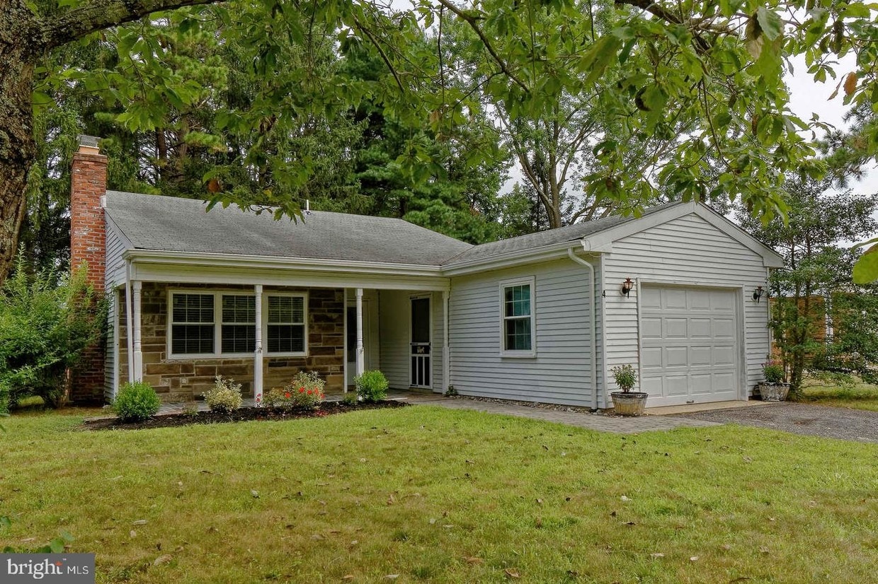 Primary Photo - 4 Dorchester Dr