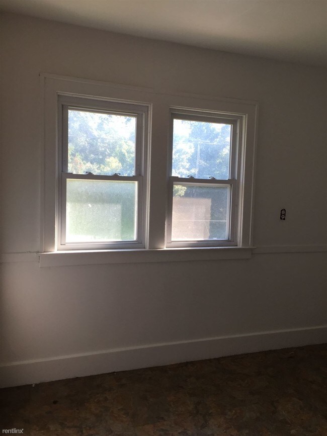 Building Photo - 403 Newport St