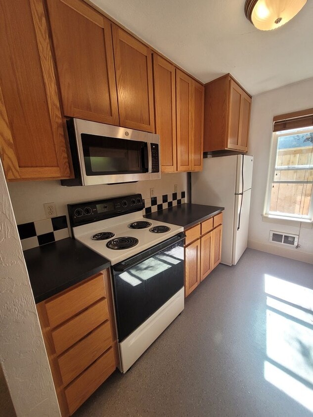 Primary Photo - Spacious 1bd, semi-detached apartment for ...