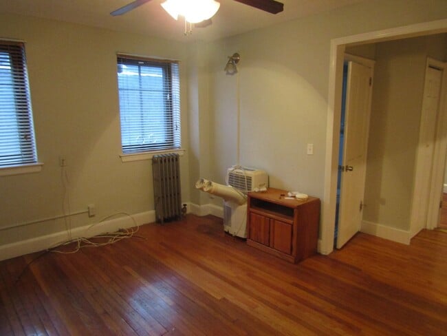 Building Photo - Brighton 1 Bed available 9/1