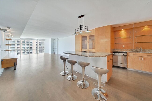 Building Photo - 6423 Collins Ave