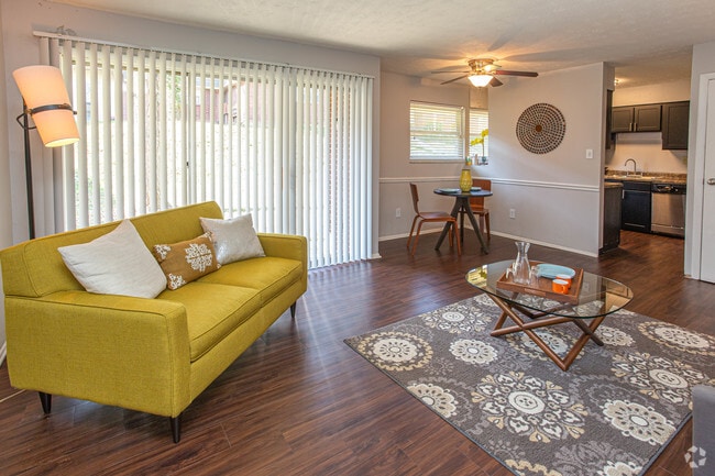 2BR, 1BA - 950 SF - Living Room - Lexington Square