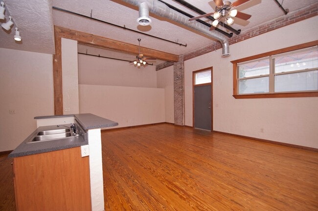 Building Photo - Market 105