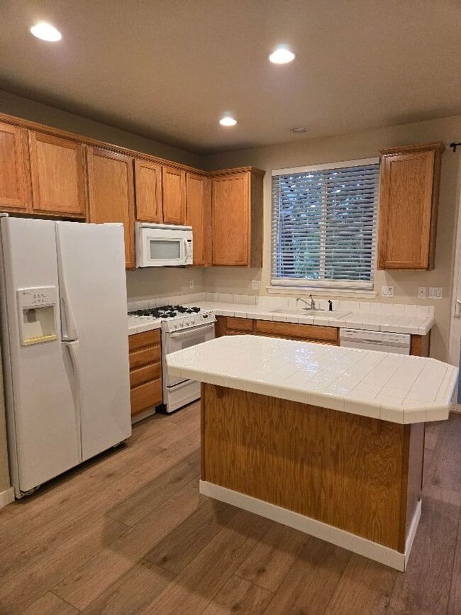 Building Photo - All Brand New flooring- 3 br 2.5 bth - Walking Trails & Park close by... easy access to Portland,...