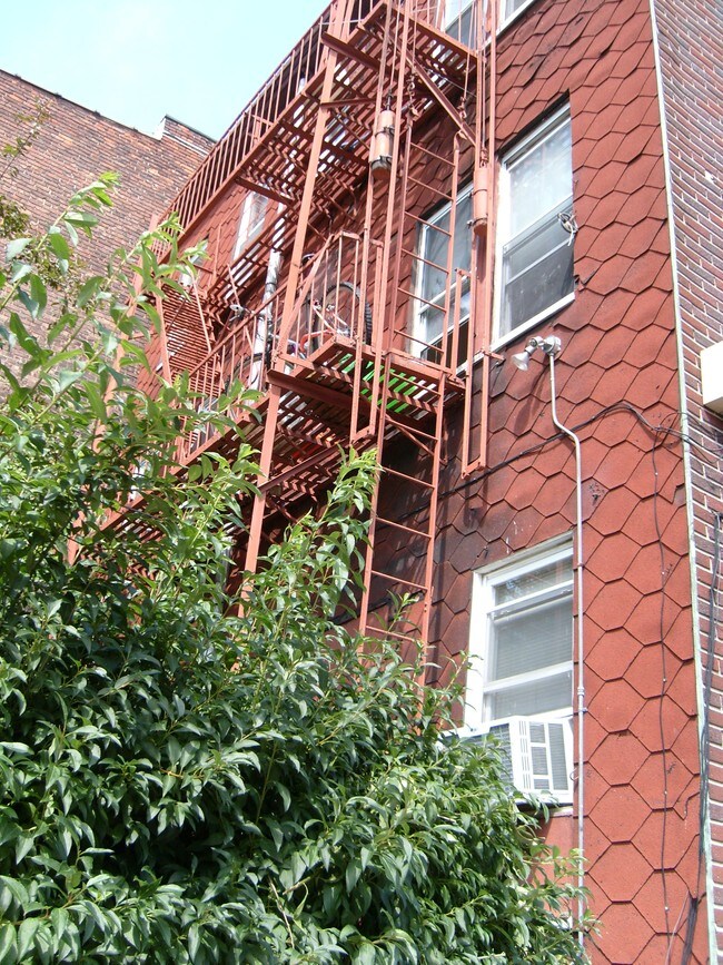 Building Photo - 1601 Summit Ave