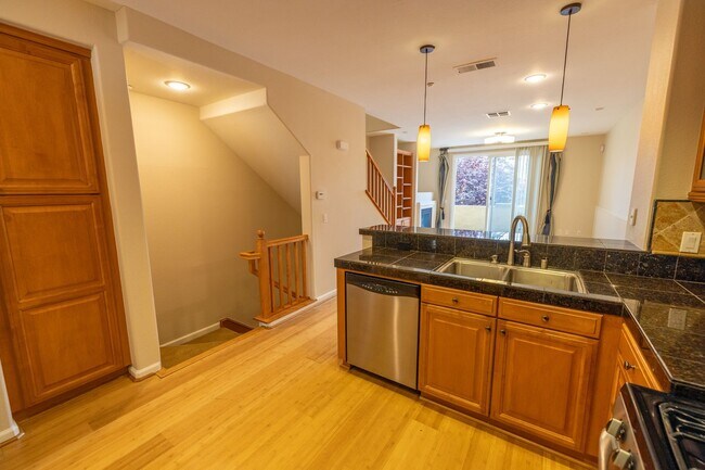 Foto del edificio - Beautiful 3 bedroom townhouse that is conv...