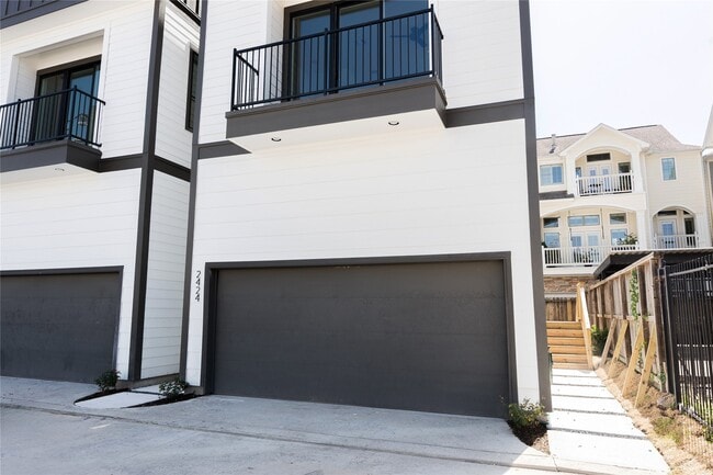 Building Photo - 2426 Ella Blvd