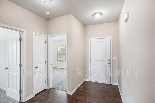 Building Photo - 723 S Cherry St