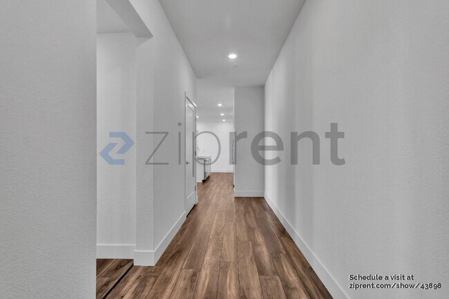 Foto del edificio - 3893 Quantum Dr