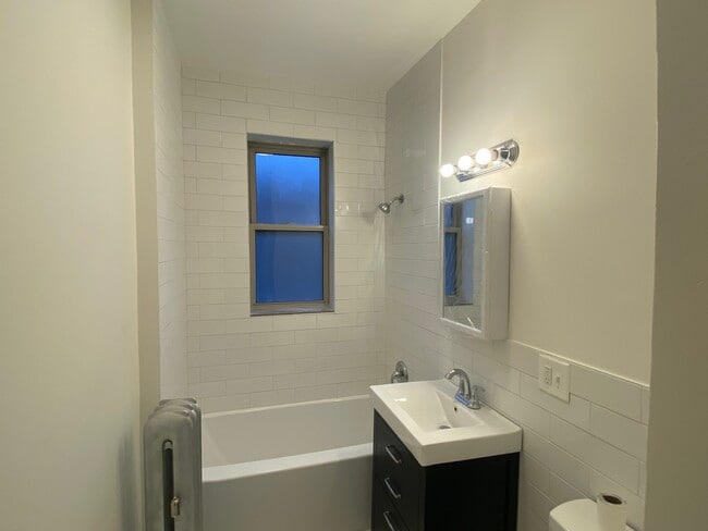 Tub - 1425 W Albion Ave