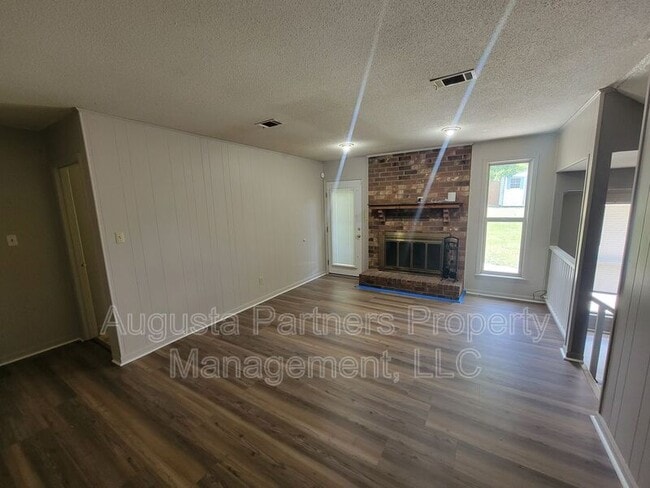 Building Photo - 3737 Woodcock Dr