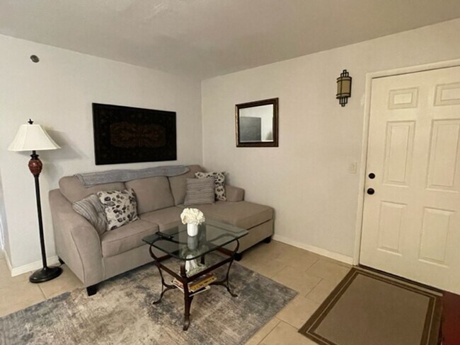 Foto del edificio - Fully Furnished 2 bedroom 2 bath long term...