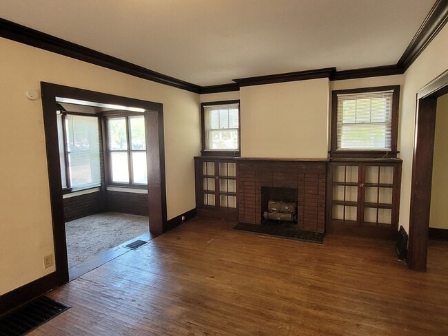 Building Photo - Charming home DOWNTOWN, steps from Columbia College