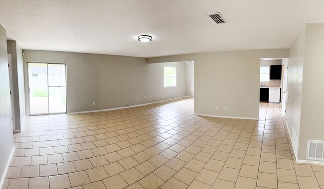 Foto del edificio - Available 7/21/2025 Beautiful 1 story, 4 b...