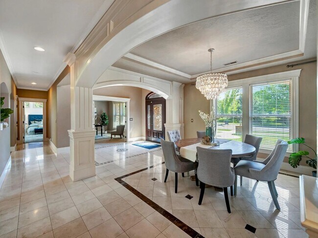 Foto del edificio - Exquisite 5-Bed, 6-Bath Waterfront Home fo...