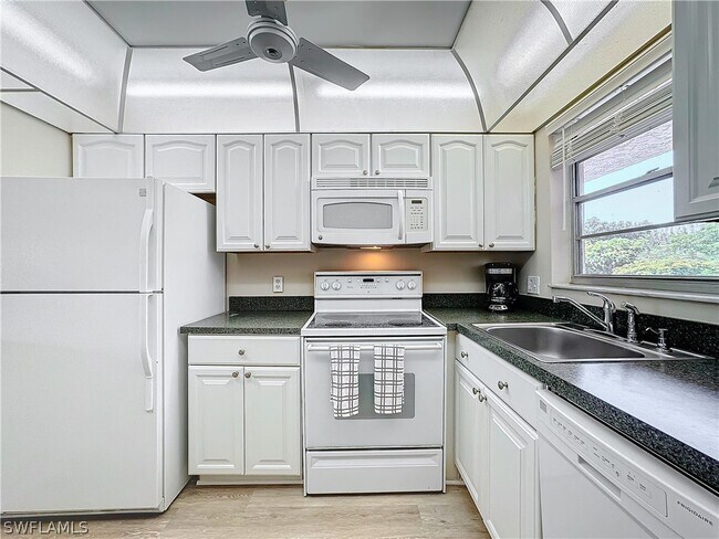 Foto del edificio - 300 Forest Lakes Blvd