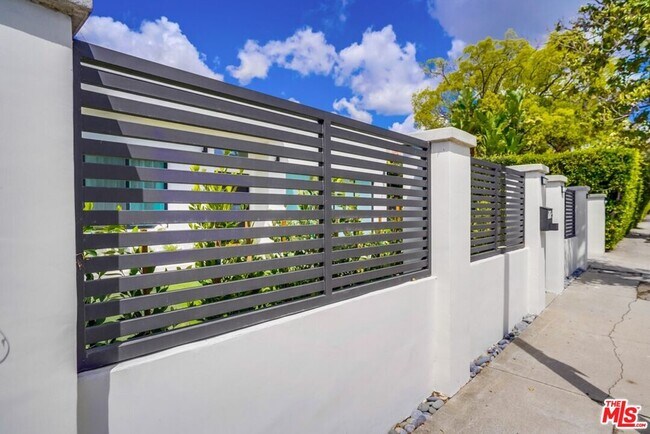 Foto del edificio - 725 N CRESCENT HEIGHTS Blvd