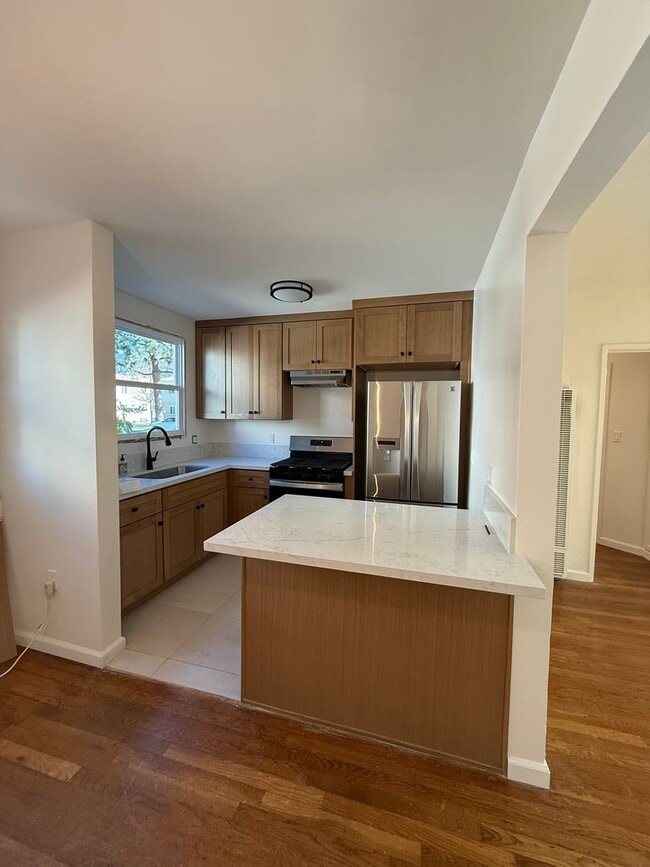 Building Photo - Toluca Lake Ave