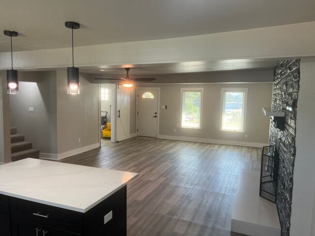 Building Photo - 3 Bed 2 Bath Apartment