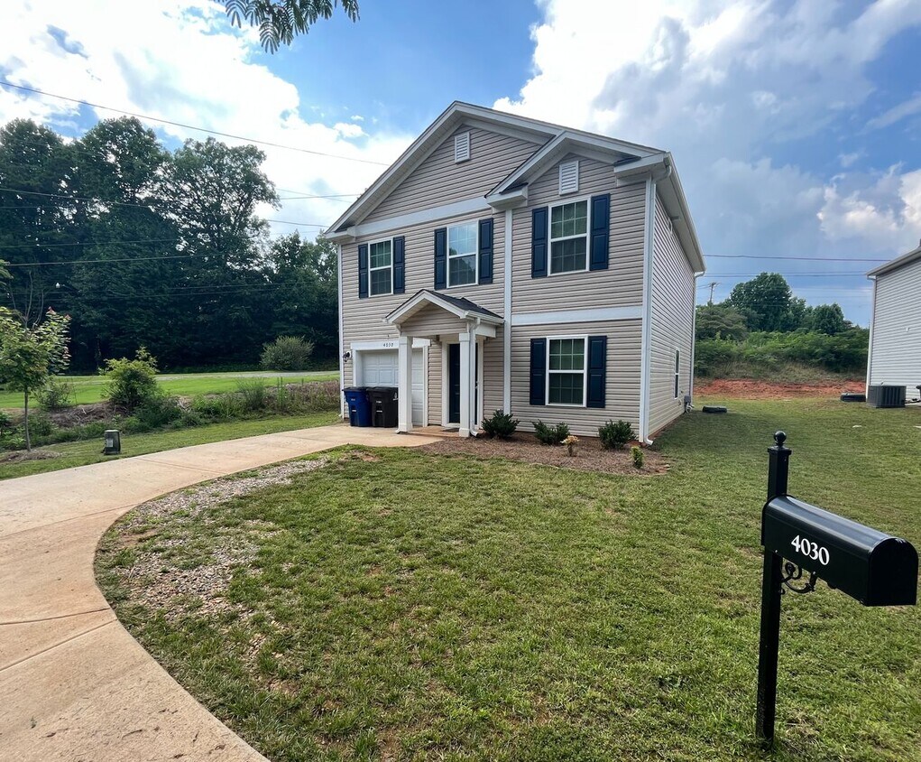 Primary Photo - Beautiful 3 bedroom, 2 1/2 bathroom home i...