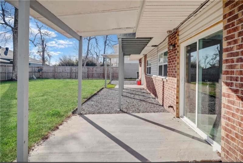 Building Photo - 1045 Deesport St