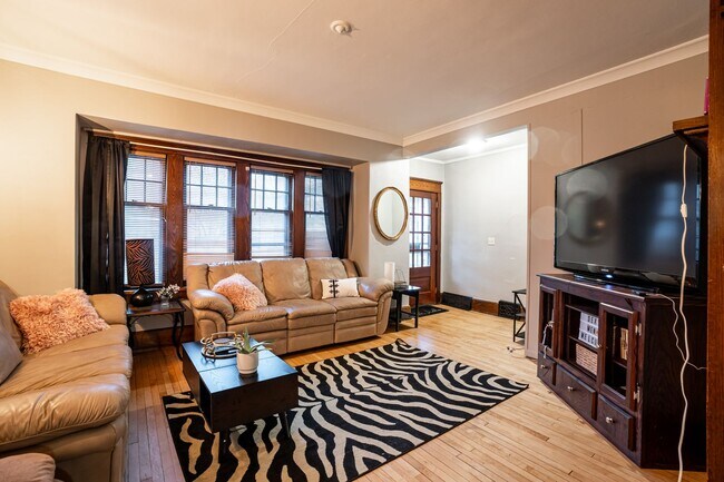 Building Photo - Oakland Lower 1/2 block to UWM