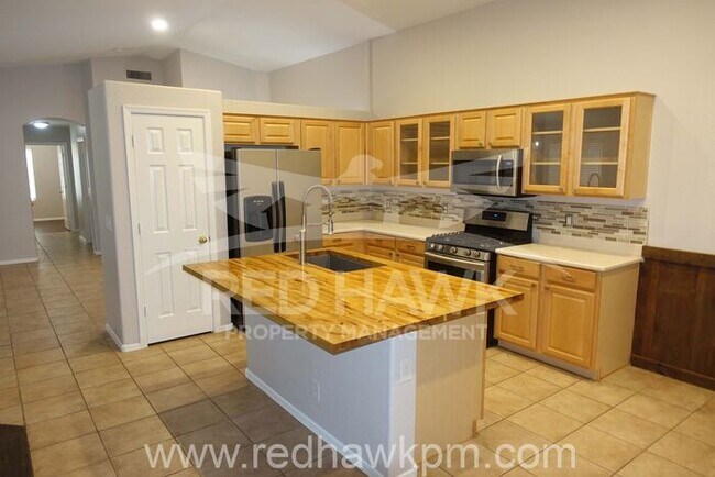 Foto del edificio - Freshly Painted Four Bedroom, Two Bathroom...