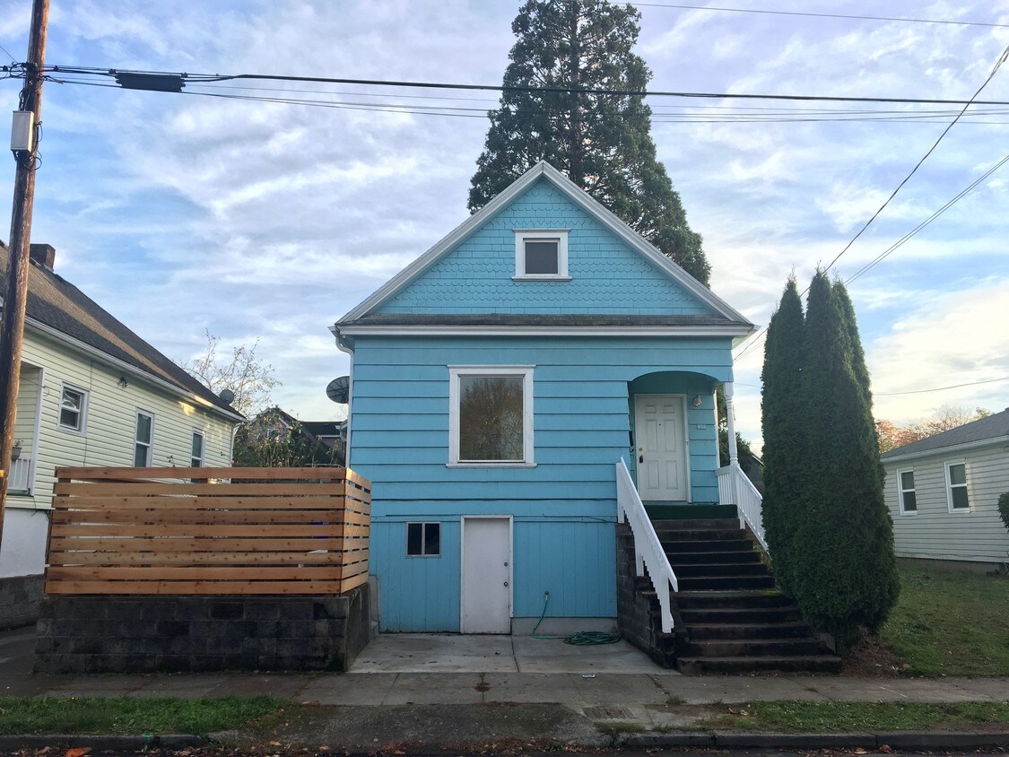 Primary Photo - 828 NE Sumner St