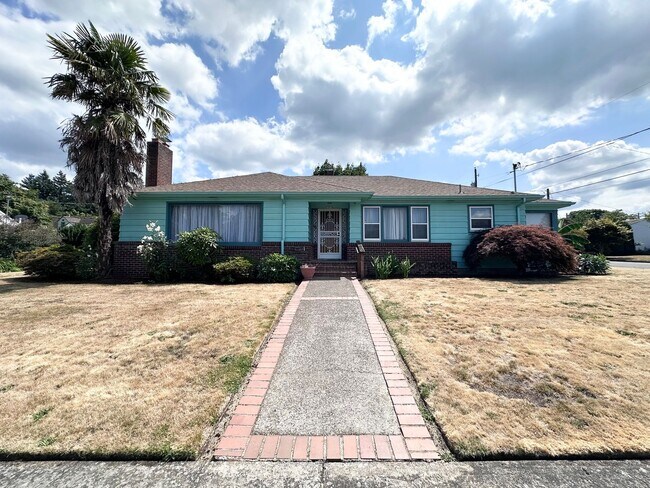 Foto del edificio - Huge 3 Bed 2 Bath w/ Full Basement Home in...