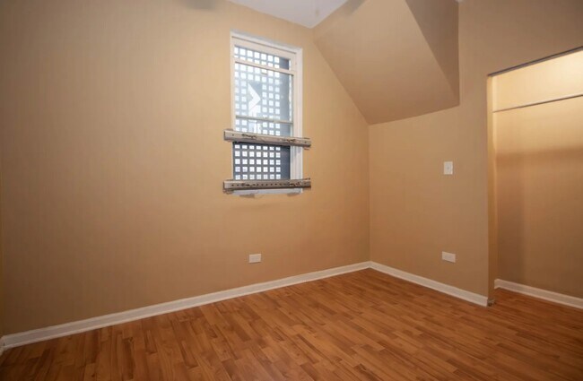 Foto del edificio - 5005 W Chicago Ave