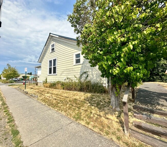 Building Photo - 2100 Humboldt St