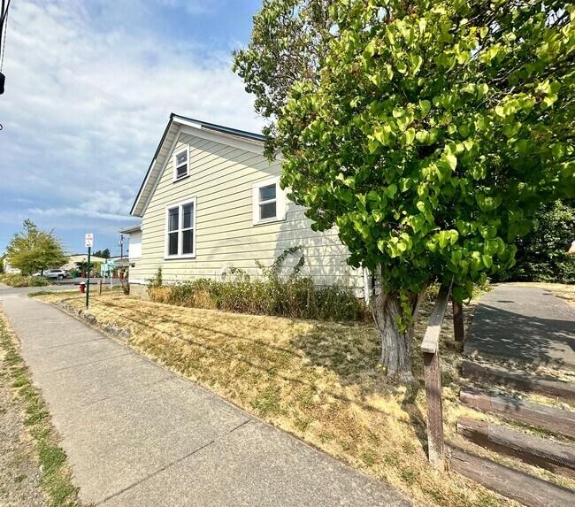 Foto del edificio - PRELEASING: Available September 2026! 3 bdrm/1 bath House!