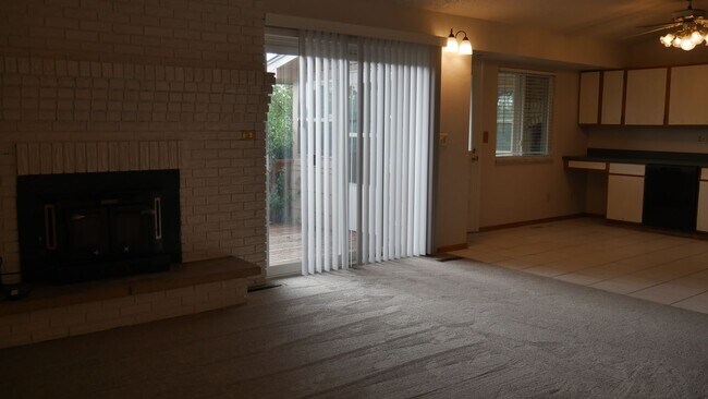 Foto del edificio - Single Family 3 Bed, 2 Bath w/ Big Backyar...