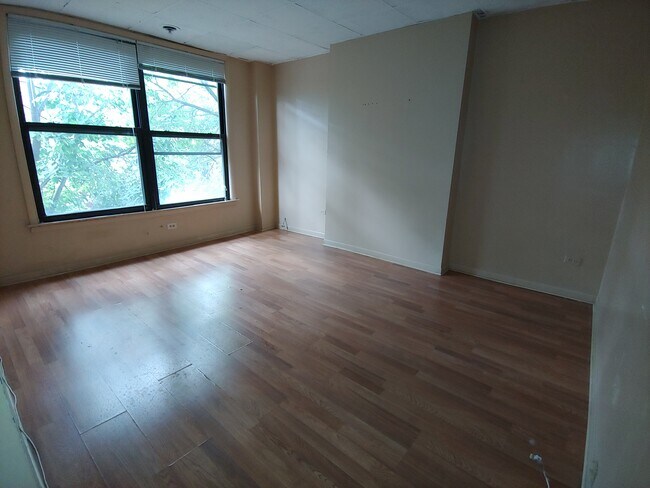 Building Photo - 1062 W Polk St