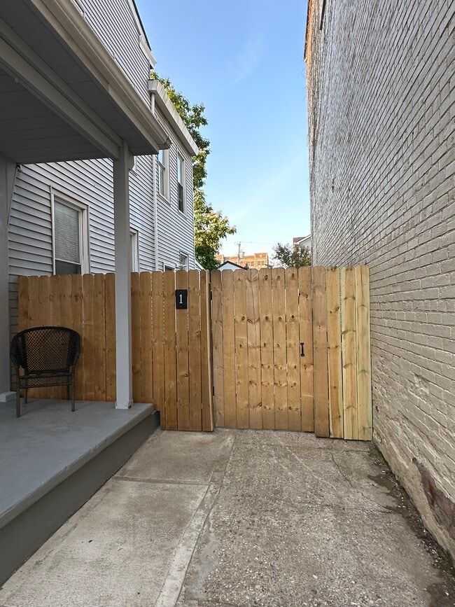 Private entrance - 819 Central Ave