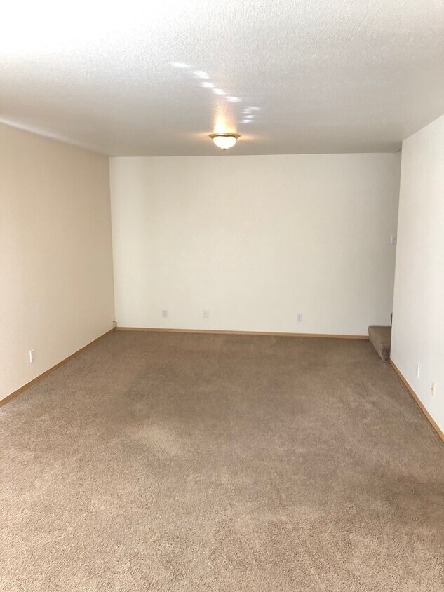 Foto principal - 3 Bedroom, 2.5 Bathroom Townhouse - Locate...