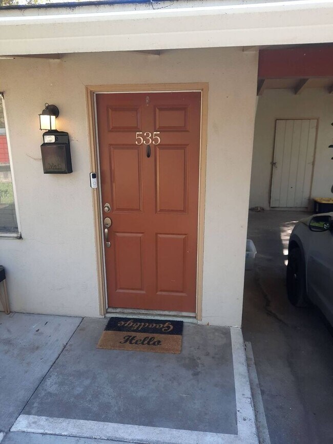 Foto del edificio - 2 bd 1 ba with off-street parking