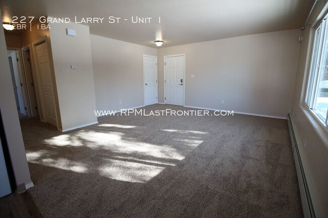 Building Photo - Remodeled top floor apartment! Close to base!