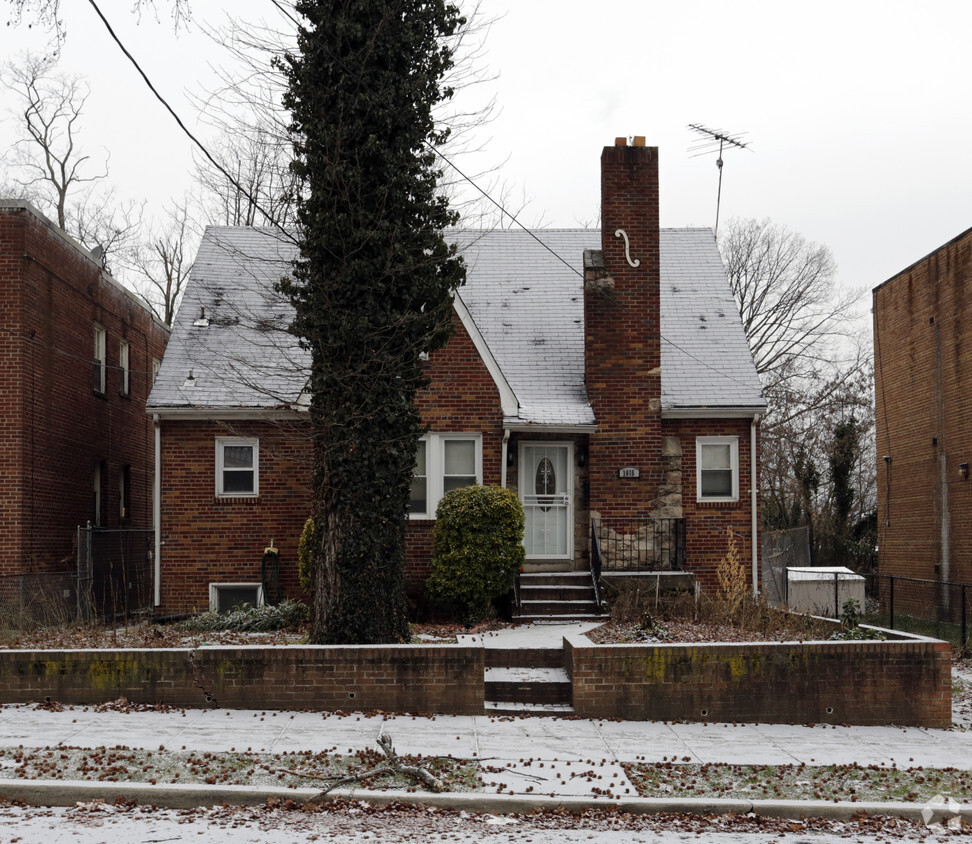 Building Photo - 1615 28th Pl SE