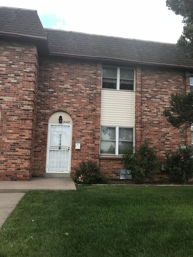 Primary Photo - Beautifully Updated Townhome in Prime Loca...