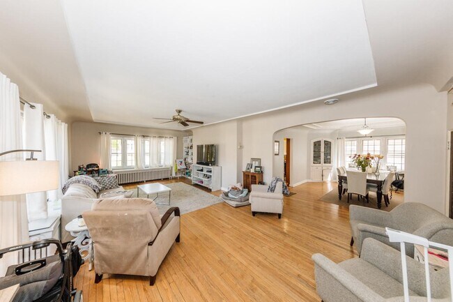 Sala de estar1 - 3566 N Frederick Ave