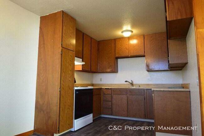 Building Photo - 572 Belden St