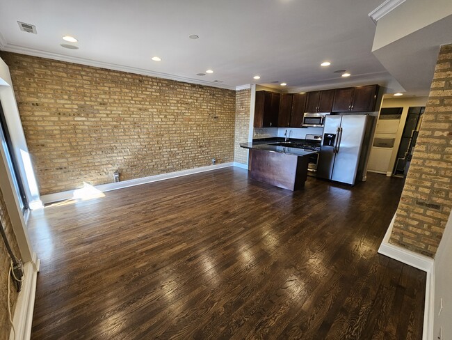 LivingRoom-Kitchen1 - 2816 W Arthur Ave