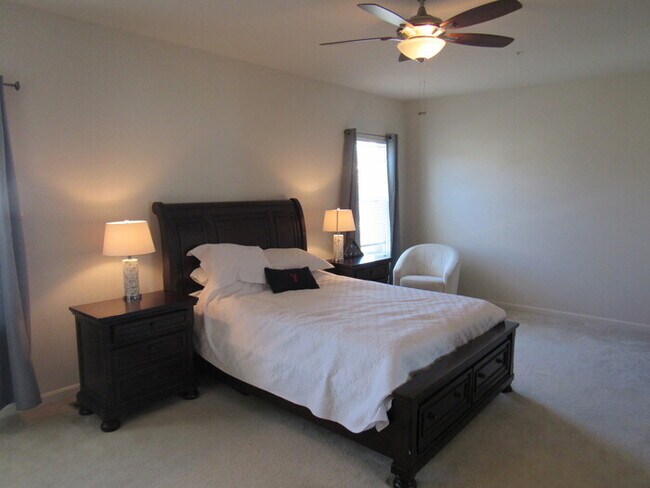 Foto del edificio - Pet Friendly 2 Story with Basement and 2 C...