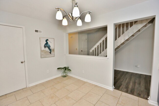 Building Photo - Beautifully Updated Townhome In Ocean Lake...